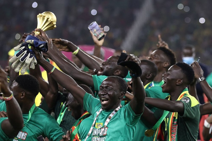 Les supporters du Sénégal applaudissent à la fin du match de football de la finale de la Coupe d'Afrique des Nations (CAN) 2021 entre le Sénégal et l'Egypte au Stade d'Olembe.