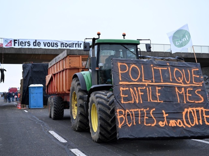 France: Les agriculteurs bloquent des axes stratégiques autour de Paris France: Les agriculteurs bloquent des axes stratégiques autour de Paris