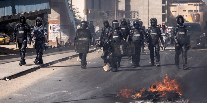 Présidentielle sénégalaise : Les gendarmes dispersent un rassemblement devant l'Assemblée Présidentielle sénégalaise : Les gendarmes dispersent un rassemblement devant l'Assemblée