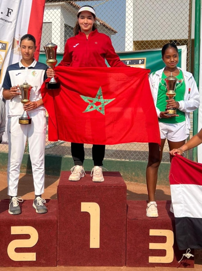 Le podium au féminin avec Malak El Allami sur la plus haute marche du podium Le podium au féminin avec Malak El Allami sur la plus haute marche du podium