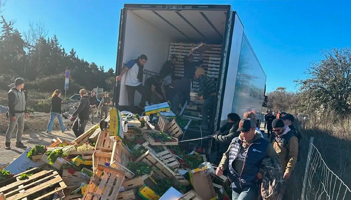 Furieux contre le gouvernement, les agriculteurs espagnols attaquent un camion de tomates marocaines Furieux contre le gouvernement, les agriculteurs espagnols attaquent un camion de tomates marocaines