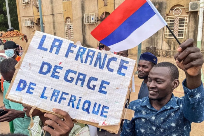 Affaiblie en Afrique, la France, prudente, "marche sur des oeufs" au Sénégal
