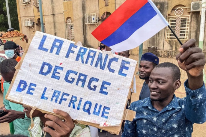 Affaiblie en Afrique, la France, prudente, "marche sur des oeufs" au Sénégal Affaiblie en Afrique, la France, prudente, "marche sur des oeufs" au Sénégal