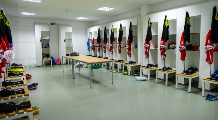 Le vestiaire du Fath avant l'arrivée des joueurs Le vestiaire du Fath avant l'arrivée des joueurs