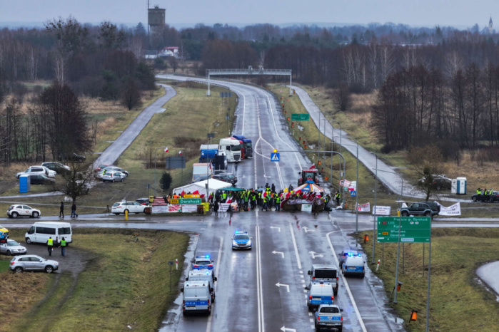 Les agriculteurs polonais bloquent des routes et la frontière avec l'Ukraine Les agriculteurs polonais bloquent des routes et la frontière avec l'Ukraine