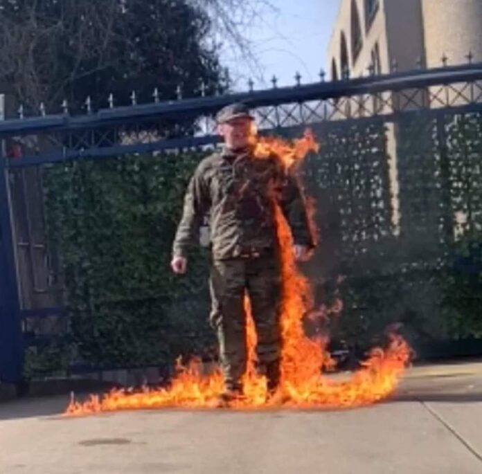 Un Pilote de l'US Air Force s'immole devant l'ambassade israélienne à Washington Un Pilote de l'US Air Force s'immole devant l'ambassade israélienne à Washington