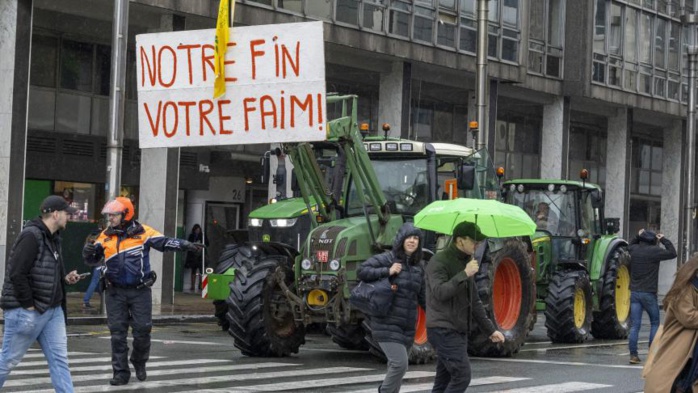 Crise des agriculteurs : Les tracteurs envahissent Bruxelles et Madrid Crise des agriculteurs : Les tracteurs envahissent Bruxelles et Madrid