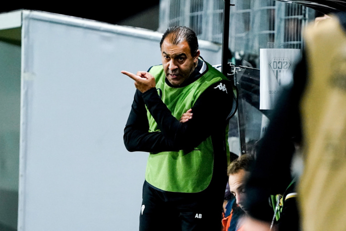 L'entraîneur-chef Abdelaziz Bouhazama d'Angers Sco U19 lors du match de l'UEFA Youth League entre Angers et Csikszereda au stade Raymond Kopa le 20 octobre 2021