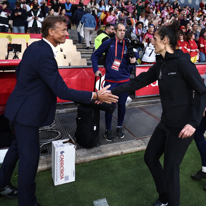 Hervé Renard, le sourire crispé, salue son homologue espagnole après le sifflet final . Hervé Renard, le sourire crispé, salue son homologue espagnole après le sifflet final .