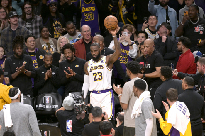 LeBron James acclamé lors d'un temps mort après avoir atteint la barre symbolique des 40 000 points en NBA.