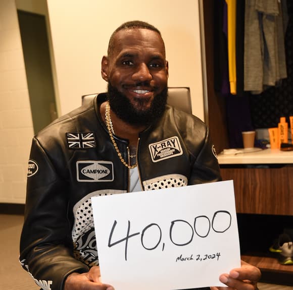 LeBron James fier de ses 40 000 points inscrits en NBA. LeBron James fier de ses 40 000 points inscrits en NBA.