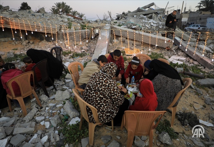 Palestine : Iftar collectif au milieu des ruines de Rafah Palestine : Iftar collectif au milieu des ruines de Rafah