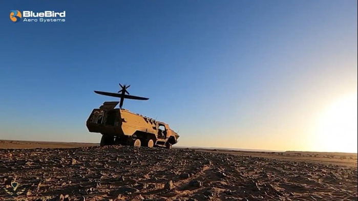 Image fournie par le constructeur israélien BlueBird montrant un véhicule blindé de type Ratel IFV percuté par le drone suicide lors d'un teste réalisé au Maroc.