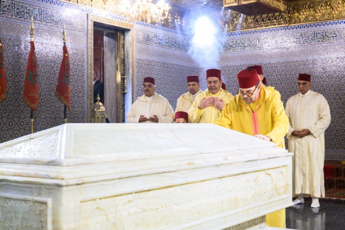 SM le Roi se recueille sur la tombe de Feu SM le Roi Mohammed V SM le Roi se recueille sur la tombe de Feu SM le Roi Mohammed V