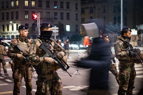 France : "Vigipirate" élevé au niveau "urgence attentat"
