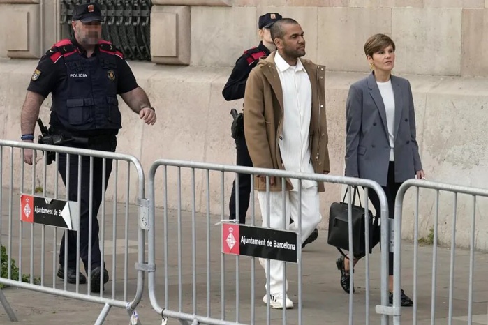Dani Alves, en compagnie de son avocate Inés Guardiola, se présente au tribunal provincial de Barcelone. L'ancien footballeur s'est présenté ce jeudi car le vendredi 29 mars est férié en Espagne. Dani Alves, en compagnie de son avocate Inés Guardiola, se présente au tribunal provincial de Barcelone. L'ancien footballeur s'est présenté ce jeudi car le vendredi 29 mars est férié en Espagne.