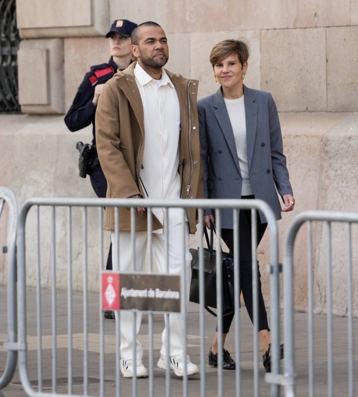 Dani Alves : Les médias ne le lâchent pas ! Dani Alves : Les médias ne le lâchent pas !