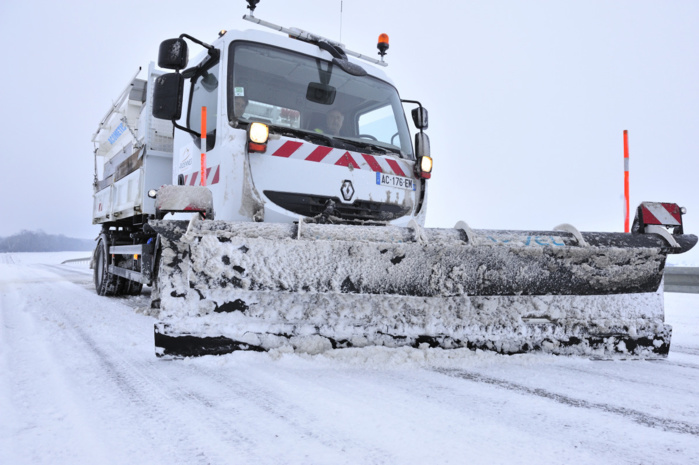Azilal : Mobilisation à grande échelle pour le déneigement des axes routiers bloqués
