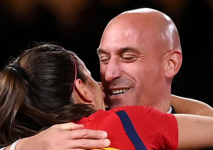 Affaire du baiser forcé : Deux ans et demi de prison requis contre l’ex-patron du foot espagnol Affaire du baiser forcé : Deux ans et demi de prison requis contre l’ex-patron du foot espagnol