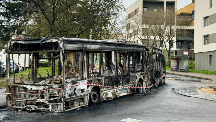 France : Un bus incendié par une cinquantaine de personnes près de Lyon