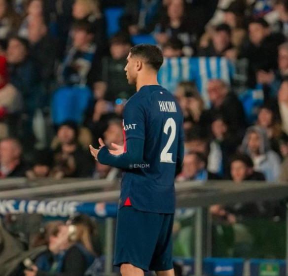 Hakimi juste avant le coup d'envoi de sa demi-finale ! Hakimi juste avant le coup d'envoi de sa demi-finale !