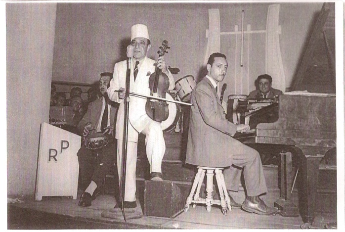 Maurice El Médioni accompagnant au piano Lili Labassi en 1956. Canastel, Oran.