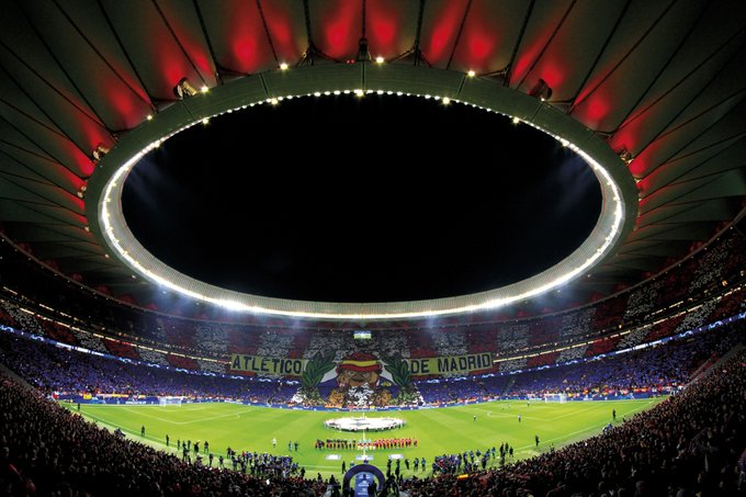 Un gigantesque tifo ,en mosaïque composée de 60 000 cartes rouges, blanches et bleues, accueillera  les deux équipes