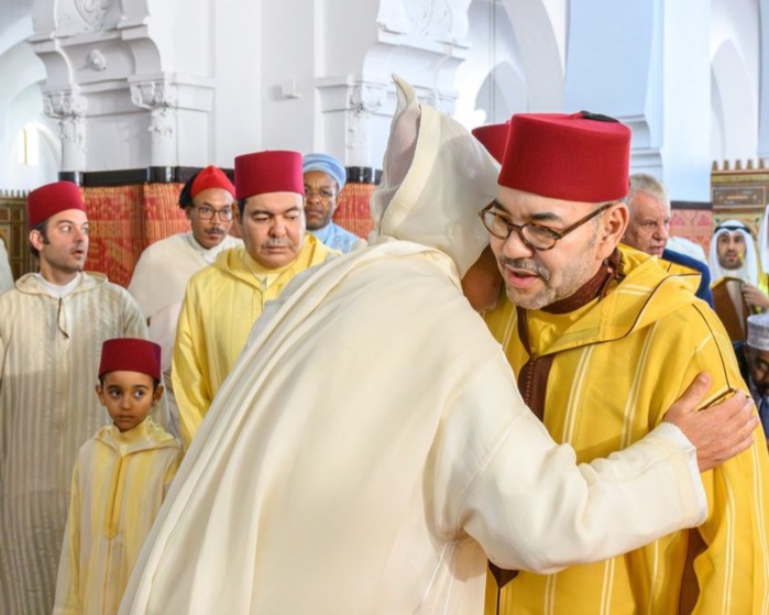 SM le Roi, Amir Al-Mouminine, accomplit la prière de l’Aïd Al-Fitr et reçoit les vœux en cette heureuse occasion