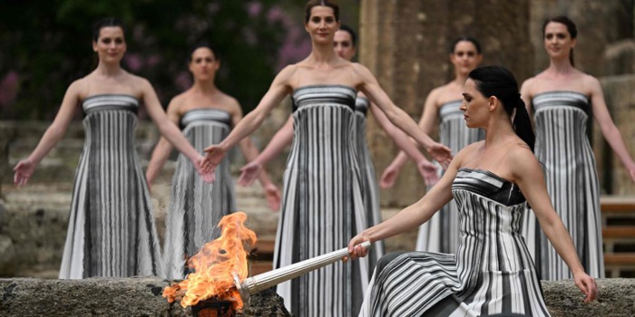 JO 2024: le relais de la flamme olympique a commencé après son allumage en Grèce