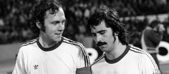 Bayern Munich : Une statue de bronze à l’effigie de Beckenbauer devant l’Allianz Arena Bayern Munich : Une statue de bronze à l’effigie de Beckenbauer devant l’Allianz Arena