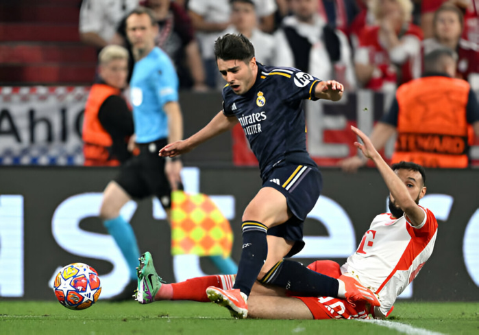 Le Lions bavarois Mazraoui taclant le Lion madrilène Brahim Le Lions bavarois Mazraoui taclant le Lion madrilène Brahim