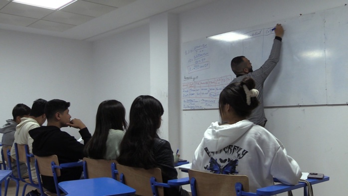 Rattrapage scolaire : les parents d'élèves fulminent contre "les cours de soutien payants" exigés par des enseignants Rattrapage scolaire : les parents d'élèves fulminent contre "les cours de soutien payants" exigés par des enseignants