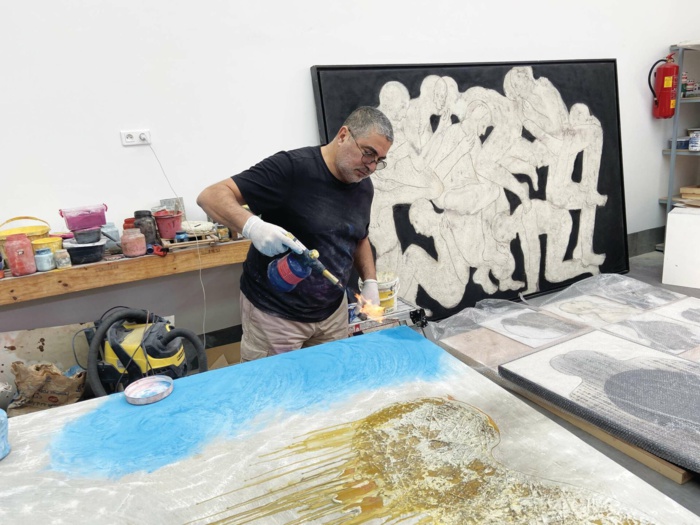 L’artiste travaille quotidiennement, se levant généralement à cinq heures du matin. L’artiste travaille quotidiennement, se levant généralement à cinq heures du matin.