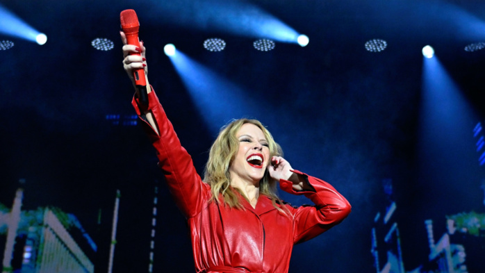 Dans les années 1980, elle est découverte lors d’un concert de bienfaisance.