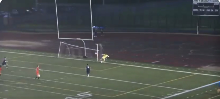 Football / Cas d’arbitrage (suite) : La décision à prendre ! Football / Cas d’arbitrage (suite) : La décision à prendre !