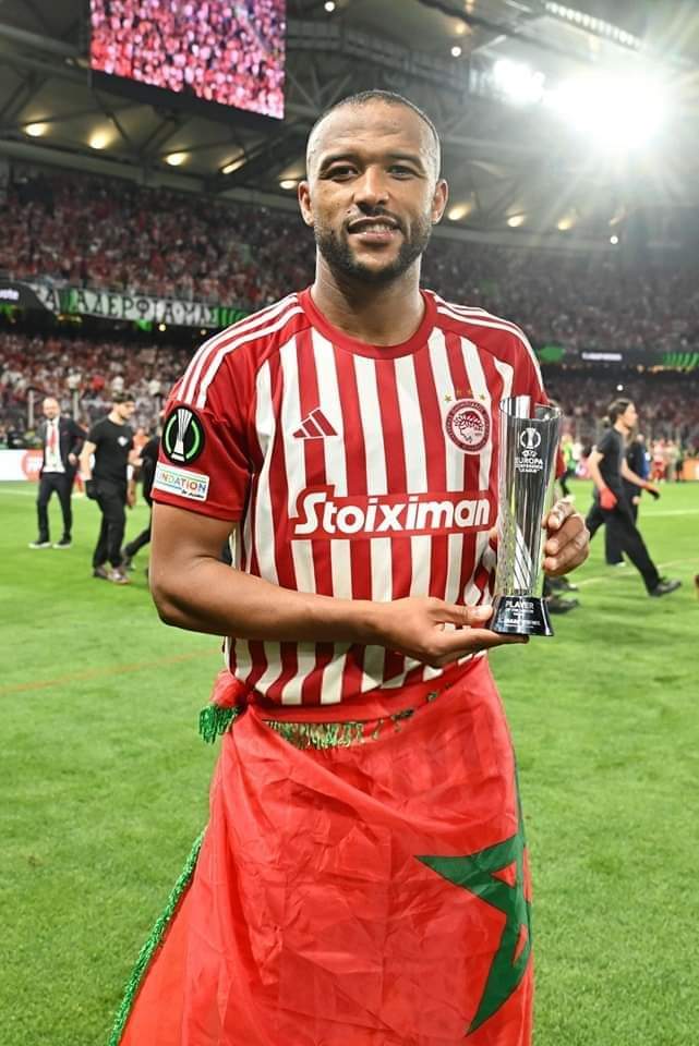 El Kaâbi offre le Trophée de l'Europa League Conférence à l'Olympiacos et s'offre le trophie de Meilleur joueur du match ! El Kaâbi offre le Trophée de l'Europa League Conférence à l'Olympiacos et s'offre le trophie de Meilleur joueur du match !