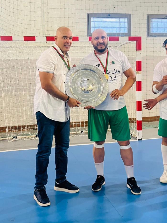Le coach du MDS, Younès Tatby, à gauche  avec l'un de ses poulains. Le coach du MDS, Younès Tatby, à gauche  avec l'un de ses poulains.