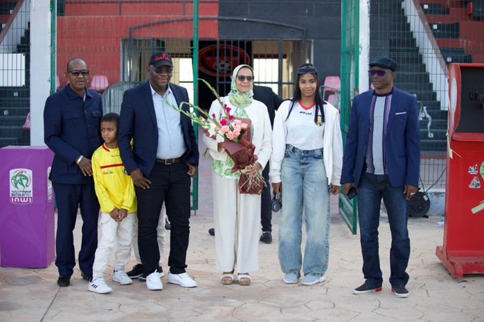 Avant la 1ère séance d'entrainement depuis l'arrivée des Guinéens au Maroc , l'épouse marocaine du vice-président de la Fédération Guinéenne de Football, Monsieur Mamadou Barry, a offert un bouquet de fleurs au Syli en guise de félicitations après la victoire contre l'Algérie ! Avant la 1ère séance d'entrainement depuis l'arrivée des Guinéens au Maroc , l'épouse marocaine du vice-président de la Fédération Guinéenne de Football, Monsieur Mamadou Barry, a offert un bouquet de fleurs au Syli en guise de félicitations après la victoire contre l'Algérie !