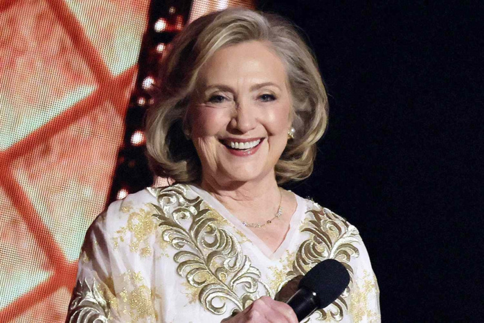 Hillary Clinton éblouit en gandoura dorée aux Tony Awards Hillary Clinton éblouit en gandoura dorée aux Tony Awards