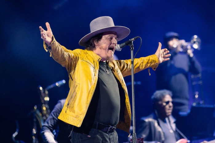 Zucchero caresse à rebrousse-poil. Zucchero caresse à rebrousse-poil.