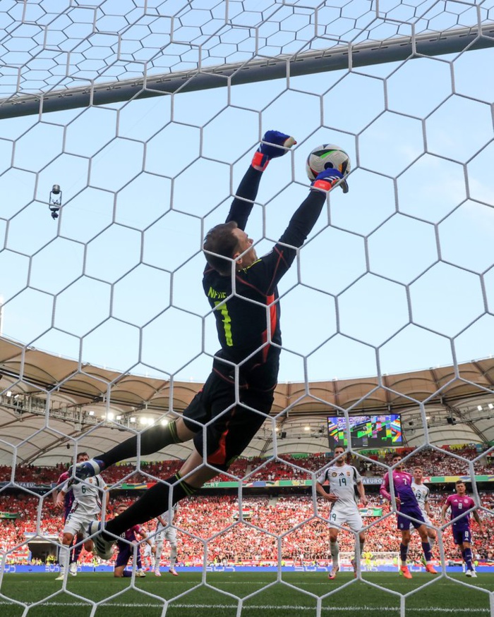 Une des parades décisives de Nuer ! Une des parades décisives de Nuer !