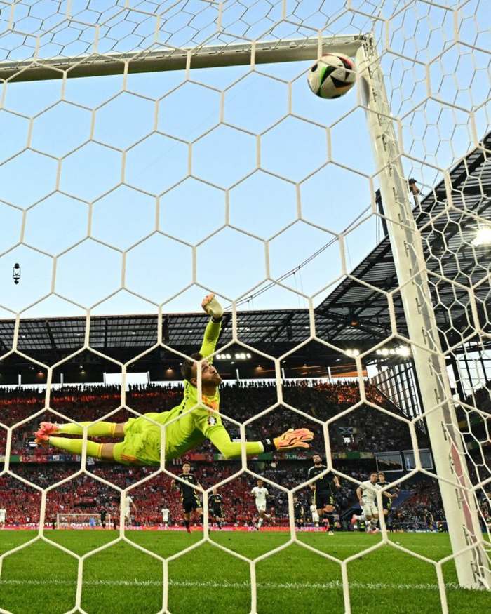 Shaqiri nettoie la lucarne ! Shaqiri nettoie la lucarne !