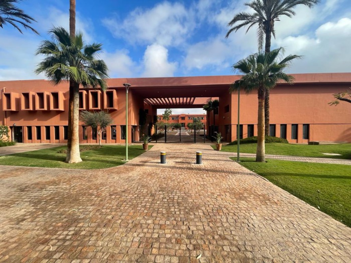 Lycée Victor Hugo à Marrakech, une élève portant le voile y a été interdite d'entrer à cause de sa tenue vestimentaire. (Photo : Droits réservés) Lycée Victor Hugo à Marrakech, une élève portant le voile y a été interdite d'entrer à cause de sa tenue vestimentaire. (Photo : Droits réservés)