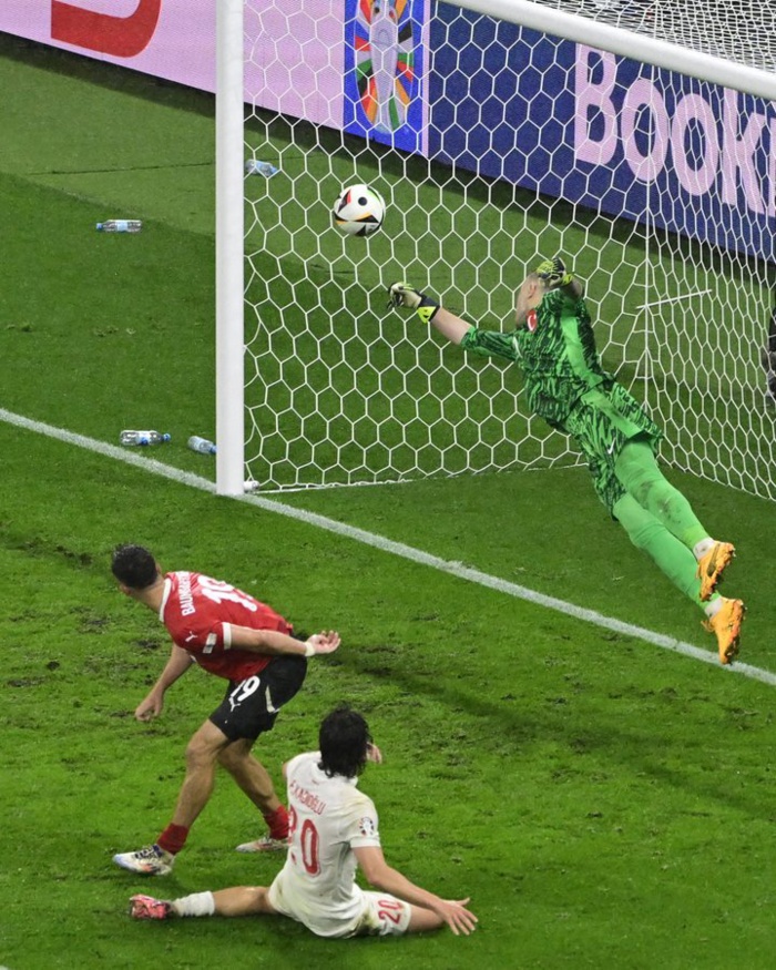 L'arrêt décisif du gardien turc dans les ultimes secondes du temps additionnel ! L'arrêt décisif du gardien turc dans les ultimes secondes du temps additionnel !