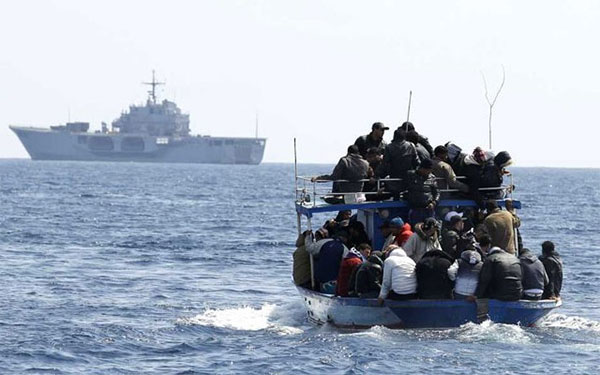 Interception au large de Dakhla d'une pirogue en difficulté avec à son bord 196 candidats à la migration irrégulière Interception au large de Dakhla d'une pirogue en difficulté avec à son bord 196 candidats à la migration irrégulière