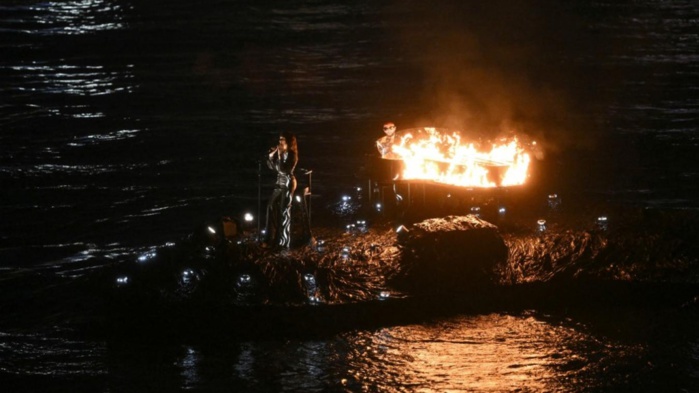 Sofiane Pamart et Juliette Armanet lors de leur prestation le 26 juillet à Paris. Sofiane Pamart et Juliette Armanet lors de leur prestation le 26 juillet à Paris.