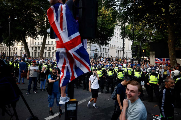 Royaume-Uni: réunion de crise à Downing Street après un week-end d'émeutes d'extrême droite Royaume-Uni: réunion de crise à Downing Street après un week-end d'émeutes d'extrême droite