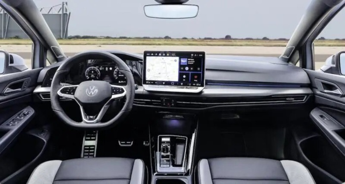 Berline - Volkswagen Golf 1.5 eTSI DSG7 Style “Edition 50”, 150 ch : Cinquante ans et plus réfléchie Berline - Volkswagen Golf 1.5 eTSI DSG7 Style “Edition 50”, 150 ch : Cinquante ans et plus réfléchie