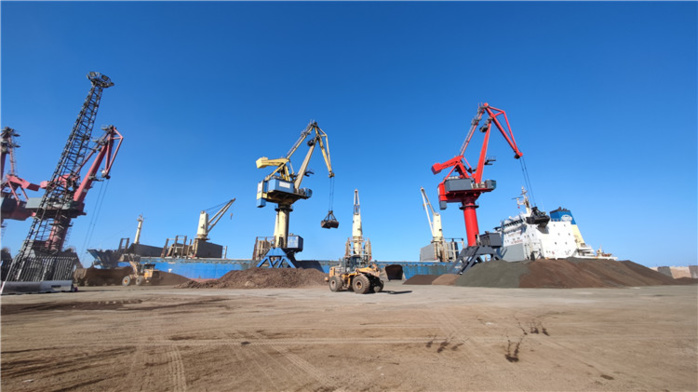 Chargement et exportation du minerai de fer vers la Chine. Chargement et exportation du minerai de fer vers la Chine.