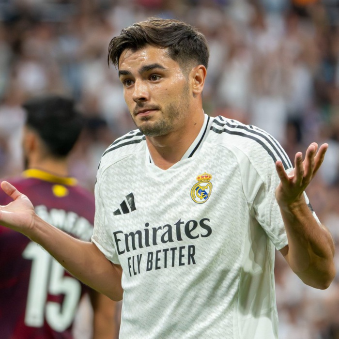 Brahim manifeste sa désapprobation et son incompréhension après son but! Brahim manifeste sa désapprobation et son incompréhension après son but!